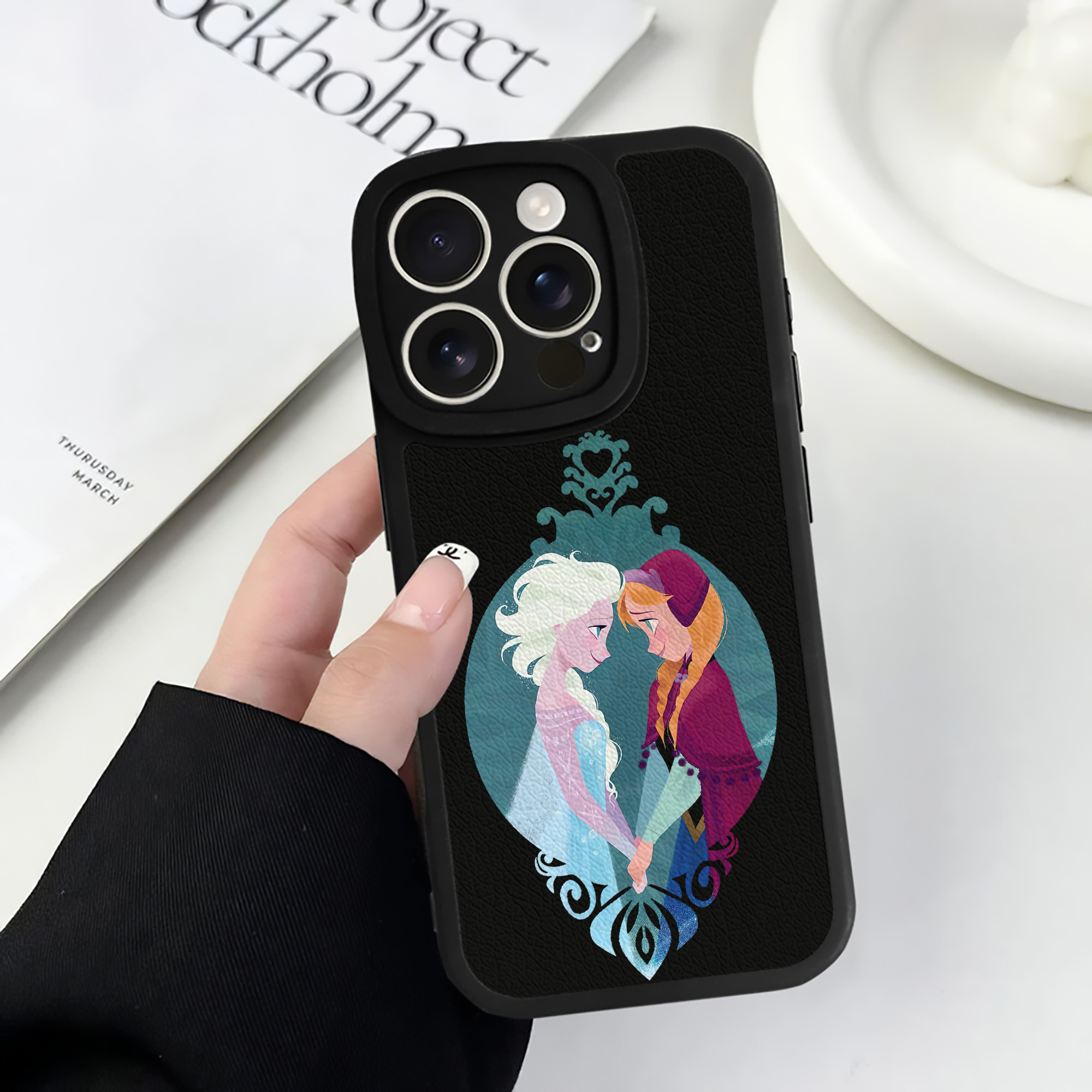 （画像用） アナと雪の女王 アンナ エルサ Frozen Anna Elsa 【iPhone 16シリーズ対応】シリコンスマホケース（レザー調） 材質：シリコン